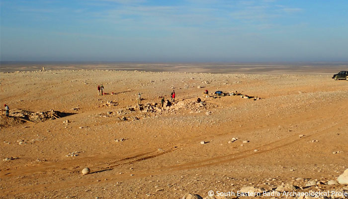 Vue générale du site JKSH P52 fouillé dans le secteur des Jibal al-Khashabiyeh, secteur oriental du bassin d’al-Jafr, Sud est jordanien désertique (© Mission Archéologique du Sud-Est Jordanien).